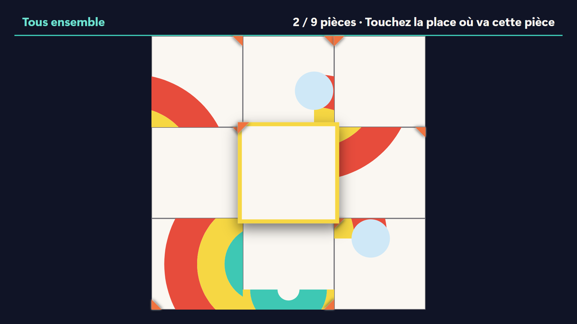 Un puzzle en neuf morceaux, l'un d'eux entouré d'un anneau doré