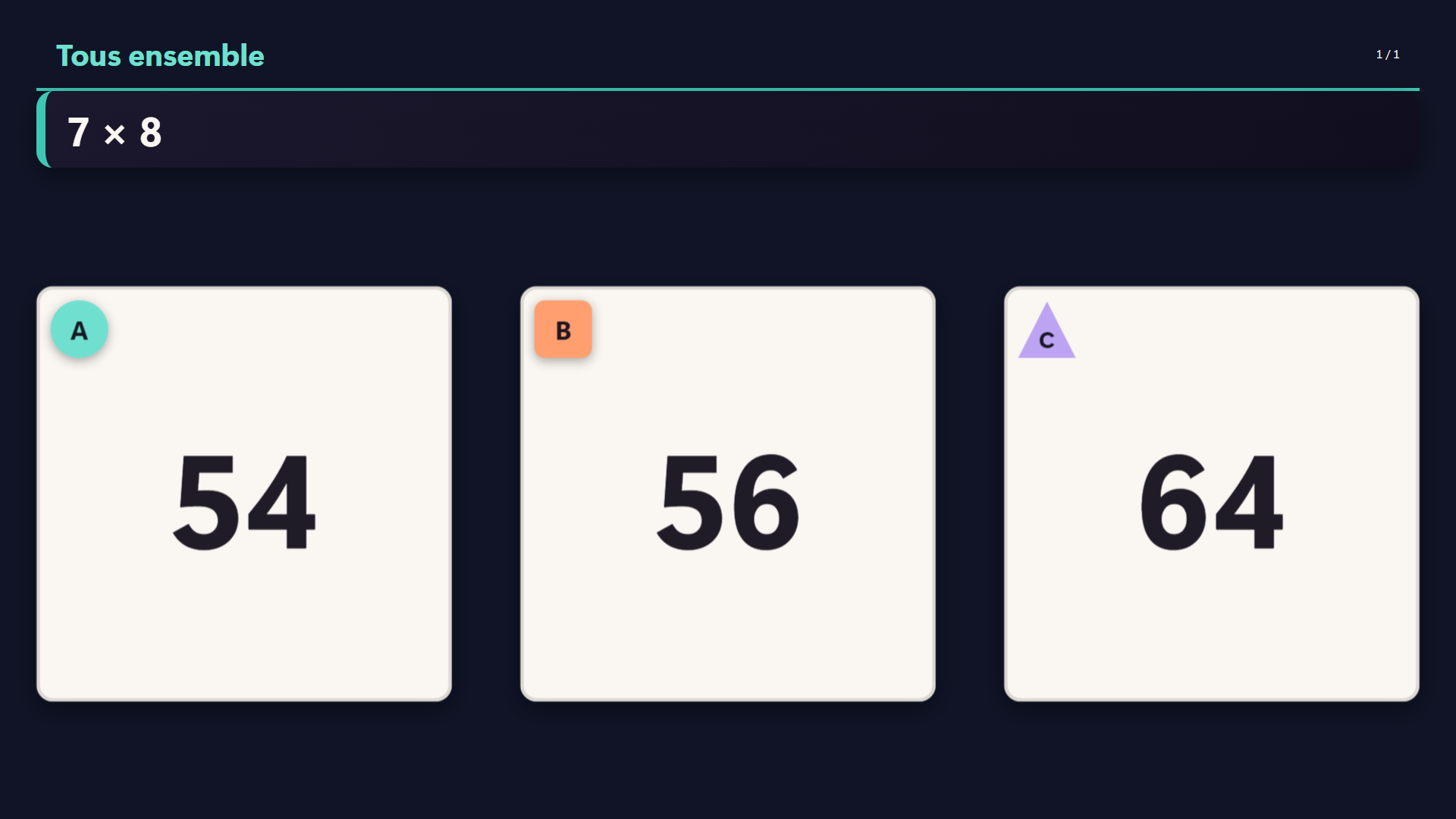 Le calcul 7 fois 8 en très grand, trois réponses chiffrées dessous